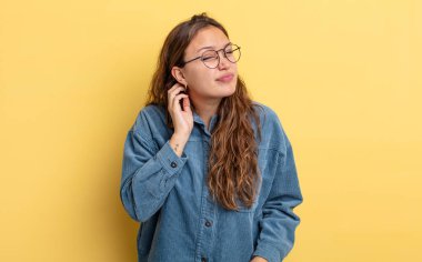 İspanyol güzel bir kadın stresli, hayal kırıklığına uğramış ve yorgun, endişeli ve sorunlu bir bakışla boynunu ovalıyor.