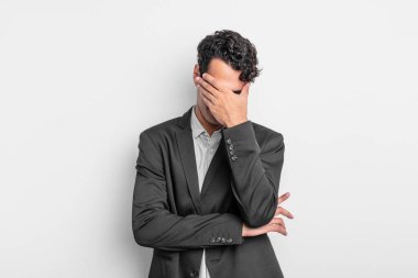 Genç işadamı stresli, utanmış ya da üzgün görünüyordu, baş ağrısı vardı, yüzü elle kaplıydı.