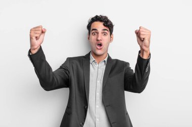 Genç işadamı inanılmaz bir başarıyı kutluyor. Kazanan gibi. Heyecanlı ve mutlu görünüyor.!