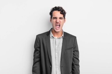 Genç işadamı agresif bir şekilde bağırıyor, sinirli, sinirli, öfkeli ya da sinirli görünüyor, hayır diyor.