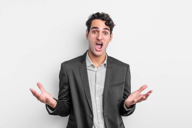 Genç işadamı ağzı açık ve şaşırmış, şok olmuş ve hayrete düşmüş.