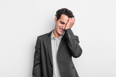 Genç işadamı gülüyor ve alnına şaplak atıyor. Unuttum ya da aptalca bir hataydı. 