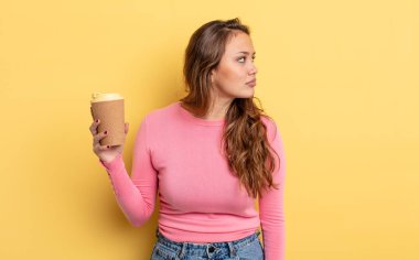 Profil görünümlü İspanyol güzel kadın hayal mi kuruyor, hayal mi kuruyor, hayal mi kuruyor? kahve konseptini kaldır.