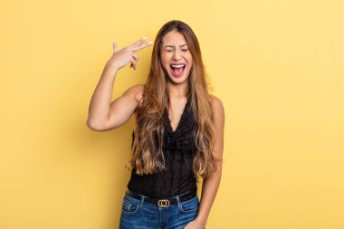 Asyalı güzel kadın mutsuz ve stresli görünüyor, intihar jesti silah işareti yapıyor