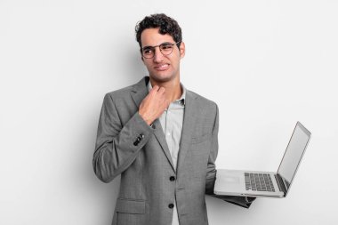 İspanyol yakışıklı adam stresli, endişeli, yorgun ve hayal kırıklığına uğramış hissediyor. iş ve dizüstü bilgisayar kavramı