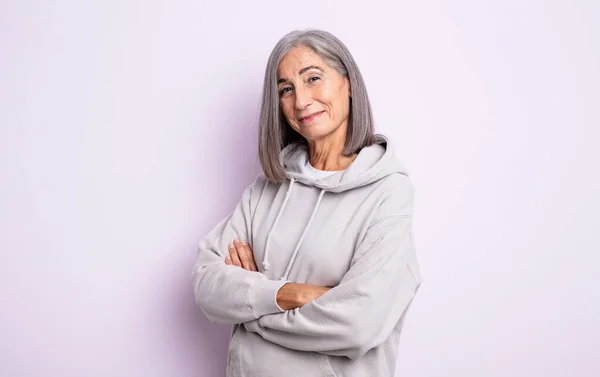 Anciana Bonita Mujer Sonriendo Cámara Con Los Brazos Cruzados Una — Foto de Stock