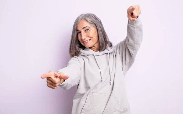 Anciana Bonita Mujer Sintiéndose Feliz Confiada Apuntando Cámara Con Ambas —  Fotos de Stock