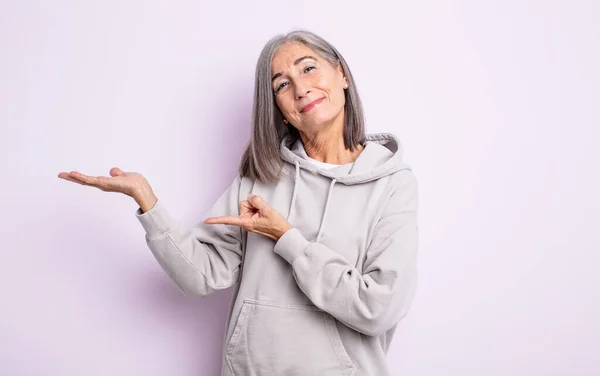 Anziana Bella Donna Sorridente Sentirsi Felice Spensierata Soddisfatta Indicando Concetto — Foto Stock