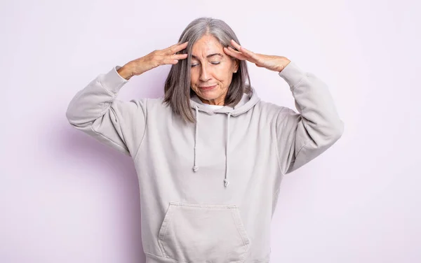Senior Ładna Kobieta Wygląda Skoncentrowany Przemyślane Inspirujące Burza Mózgów Wyobrażanie — Zdjęcie stockowe