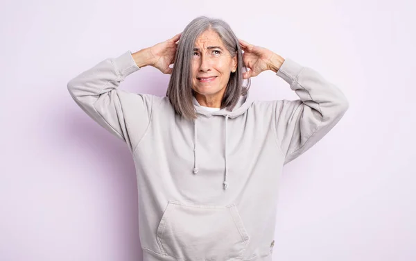 Senior Ładna Kobieta Uczucie Zestresowany Zmartwiony Zaniepokojony Lub Przestraszony Rękami — Zdjęcie stockowe