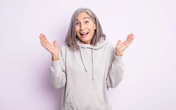 Starsza Ładna Kobieta Czuje Się Szczęśliwa Podekscytowana Zaskoczona Lub Zszokowana — Zdjęcie stockowe