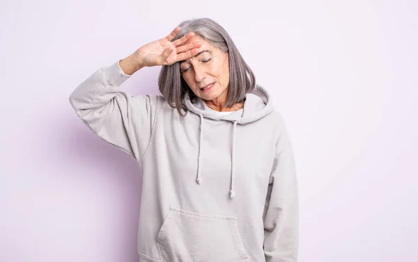 Anciana Bonita Mujer Mirando Estresada Cansada Frustrada Secando Sudor Frente —  Fotos de Stock