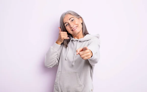 Anciana Bonita Mujer Sonriendo Alegremente Señalando Cámara Mientras Que Hacer —  Fotos de Stock