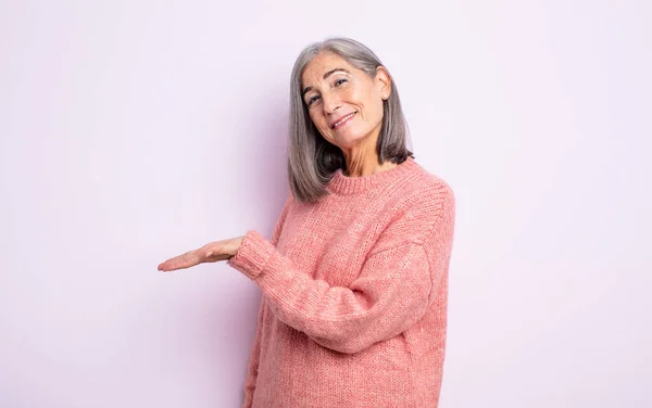 Mulher Bonita Sênior Sorrindo Alegremente Sentindo Feliz Mostrando Conceito Espaço — Fotografia de Stock