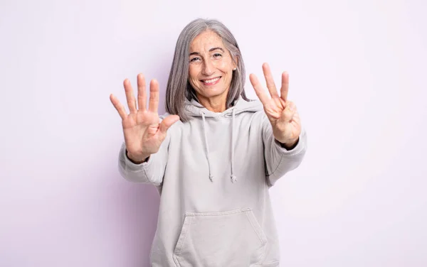 Anciana Bonita Mujer Sonriendo Buscando Amigable Mostrando Número Ocho Octavo —  Fotos de Stock