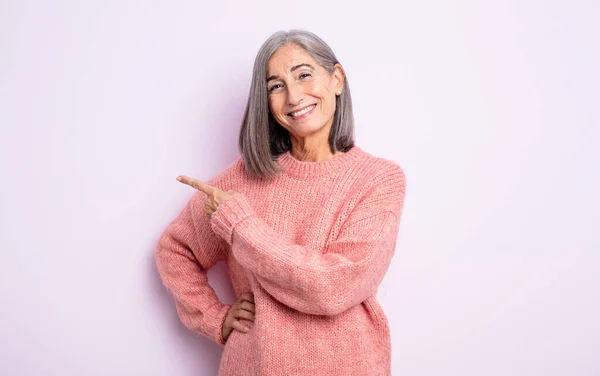 Senior Mooie Vrouw Glimlachen Vrolijk Zich Gelukkig Voelen Wijzen Naar — Stockfoto