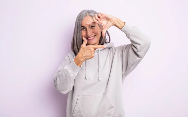 Anciana Bonita Mujer Sintiéndose Feliz Amable Positiva Sonriendo Haciendo Retrato —  Fotos de Stock