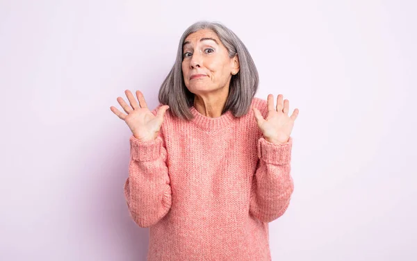 Senior Hübsche Frau Sieht Nervös Ängstlich Und Besorgt Und Sagt — Stockfoto