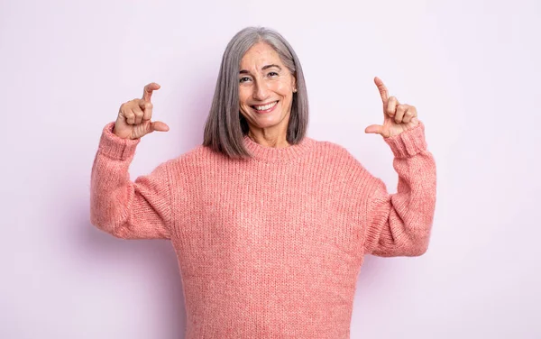 Mulher Bonita Sênior Enquadrando Delinear Próprio Sorriso Com Ambas Mãos — Fotografia de Stock