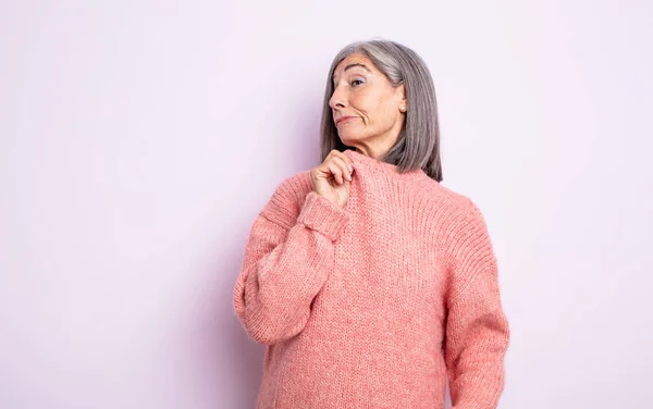 Mulher Bonita Sênior Olhando Arrogante Bem Sucedido Positivo Orgulhoso Apontando — Fotografia de Stock