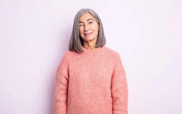 Mulher Bonita Sênior Olhando Feliz Amigável Sorrindo Piscando Olho Para — Fotografia de Stock