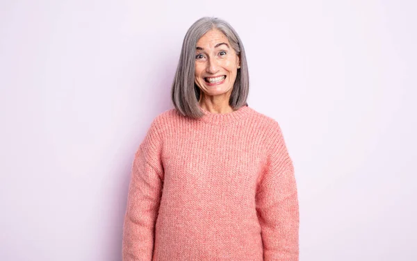 Senior Bonita Mujer Buscando Feliz Tonta Con Amplio Divertido Sonrisa —  Fotos de Stock