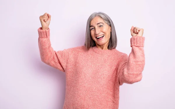 Senior Mooie Vrouw Schreeuwen Triomfantelijk Zoek Als Opgewonden Gelukkig Verrast — Stockfoto