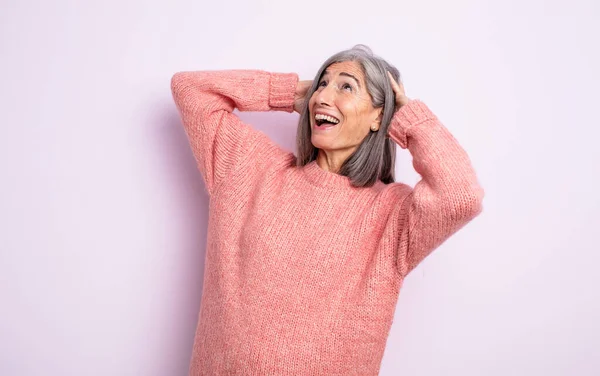 Senior Ładna Kobieta Uśmiecha Się Czuje Zrelaksowany Zadowolony Beztroski Śmiejąc — Zdjęcie stockowe