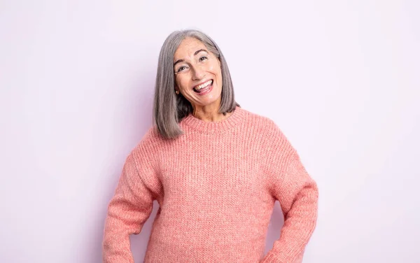 Mujer Bonita Senior Con Una Sonrisa Grande Amigable Despreocupada Con — Foto de Stock