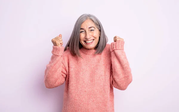 Anciana Bonita Mujer Sintiéndose Feliz Sorprendida Orgullosa Gritando Celebrando Éxito — Foto de Stock