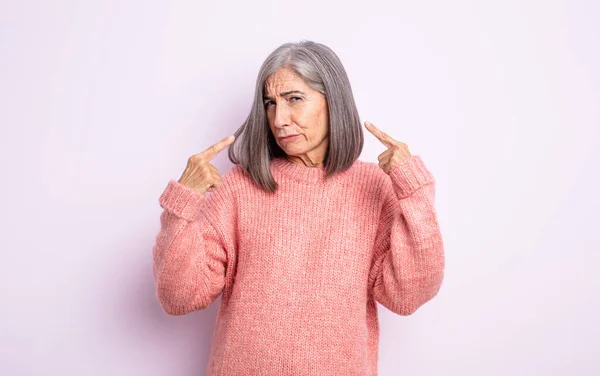 Mulher Bonita Sênior Com Uma Atitude Ruim Olhar Orgulhoso Agressivo — Fotografia de Stock