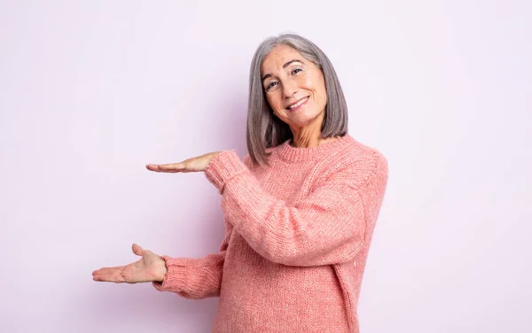 Mulher Bonita Sênior Segurando Objeto Com Ambas Mãos Espaço Cópia — Fotografia de Stock