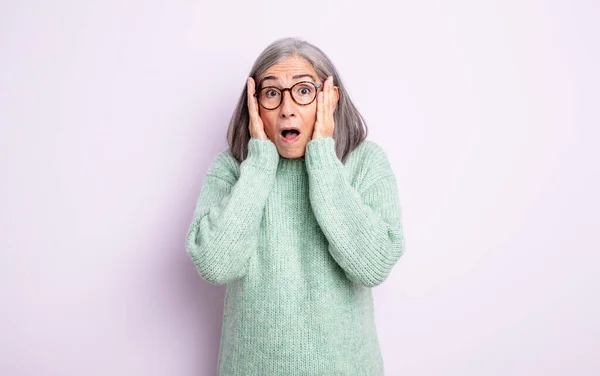 Anziana Bella Donna Guardando Spiacevolmente Scioccato Spaventato Preoccupato Bocca Spalancata — Foto Stock