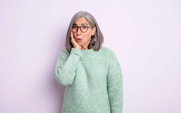 Ältere Hübsche Frau Ist Schockiert Und Erstaunt Und Hält Ungläubig — Stockfoto