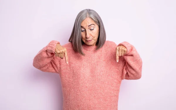 Senior Mooie Vrouw Met Open Mond Wijzen Naar Beneden Met — Stockfoto