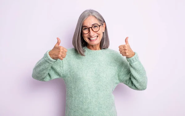 Mulher Bonita Sênior Sorrindo Amplamente Olhando Feliz Positivo Confiante Bem — Fotografia de Stock