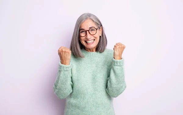 Senior Ładna Kobieta Krzyczy Triumfalnie Śmiejąc Się Czując Się Szczęśliwy — Zdjęcie stockowe