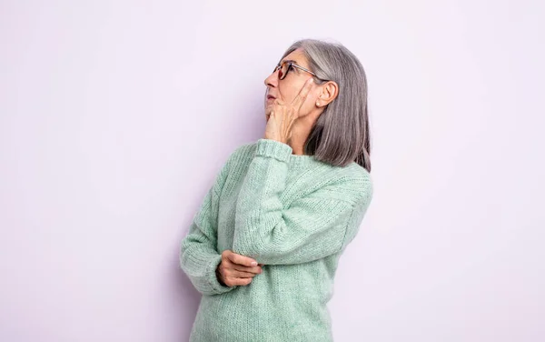 Anziana Bella Donna Con Uno Sguardo Concentrato Chiedendosi Con Espressione — Foto Stock