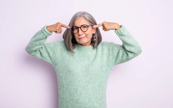 Mujer Bonita Senior Con Una Mirada Seria Concentrada Lluvia Ideas —  Fotos de Stock