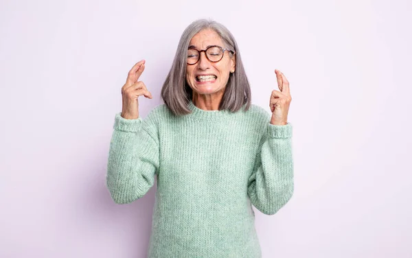 Senior Mooie Vrouw Voelt Zich Nerveus Hoopvol Kruisen Vingers Bidden — Stockfoto