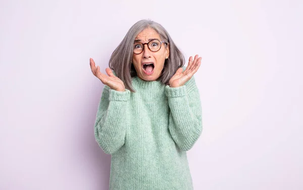 Senior Hübsche Frau Schockiert Und Aufgeregt Lachen Erstaunt Und Glücklich — Stockfoto