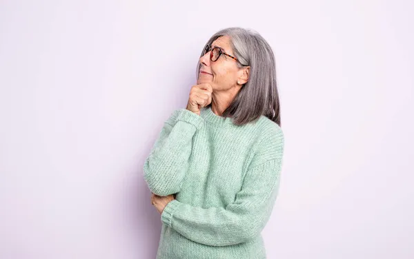 Anziana Bella Donna Pensando Sensazione Dubbia Confusa Con Diverse Opzioni — Foto Stock