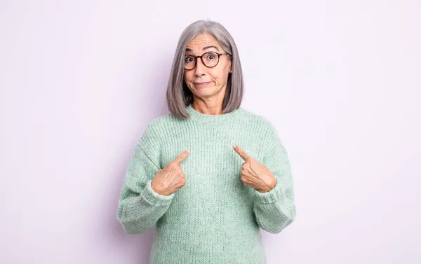 Anciana Bonita Mujer Señalando Mismo Con Una Mirada Confusa Cuestionable —  Fotos de Stock