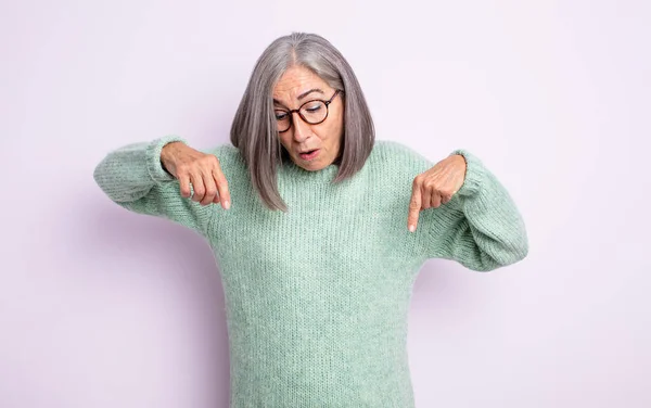 Anziana Bella Donna Sentirsi Scioccato Bocca Aperta Stupito Guardando Puntando — Foto Stock