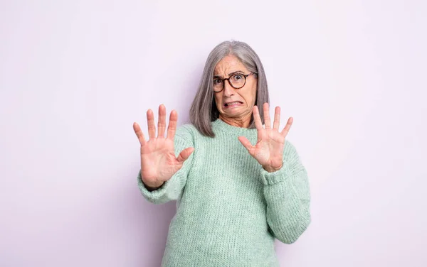 Senior Hübsche Frau Die Angst Hat Sich Zurückzieht Und Schrecken — Stockfoto