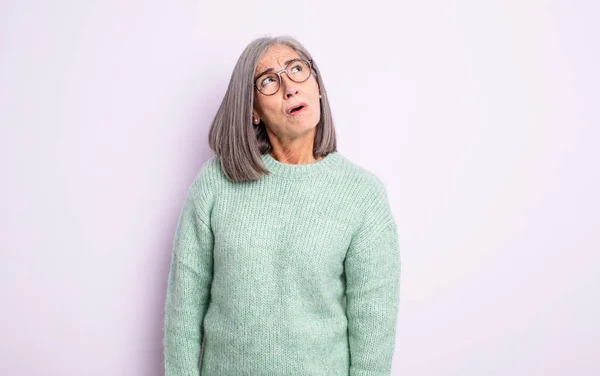 Senior Hübsche Frau Fühlen Sich Schockiert Glücklich Erstaunt Und Überrascht — Stockfoto