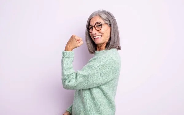 Senior Vacker Kvinna Känner Sig Glad Nöjd Och Kraftfull Flexing — Stockfoto