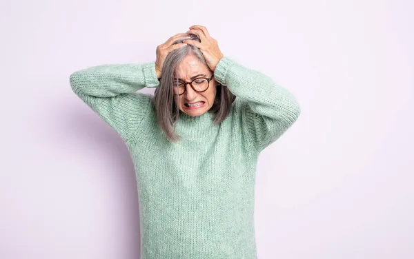 Anciana Bonita Mujer Sintiéndose Estresada Frustrada Levantando Las Manos Cabeza — Foto de Stock