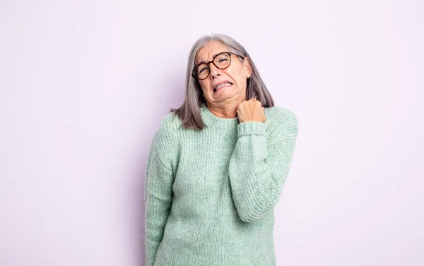 Senior Ładna Kobieta Czuje Się Zestresowany Sfrustrowany Zmęczony Tarcie Szyi — Zdjęcie stockowe