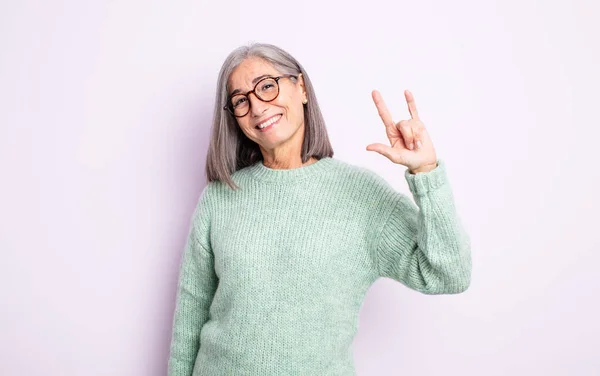 Senior Bonita Mujer Sintiéndose Feliz Divertido Seguro Positivo Rebelde Haciendo — Foto de Stock